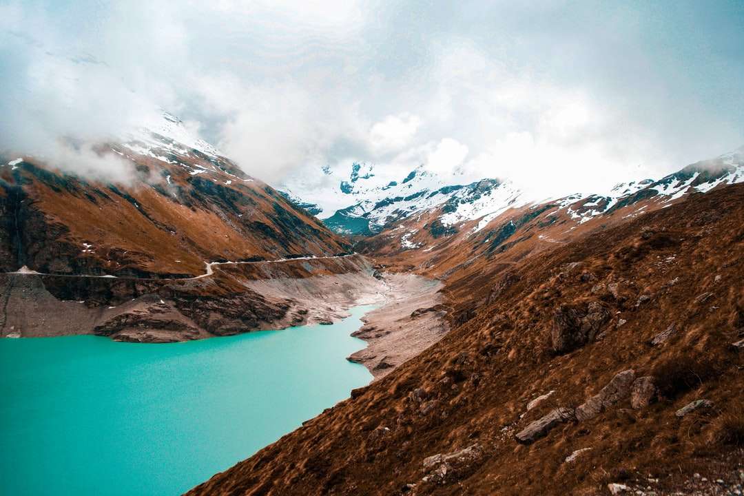 rzeka między brązowymi górami fotografia krajobrazowa puzzle online
