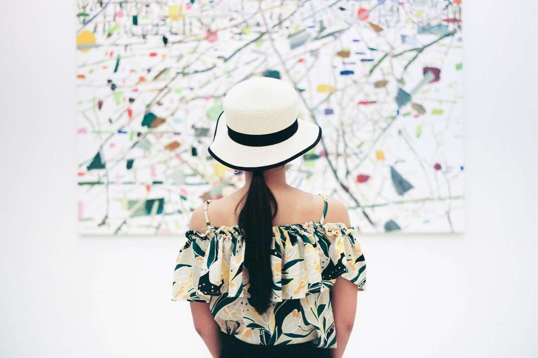 kobieta stojąca przed abstrakcyjnym obrazem puzzle online