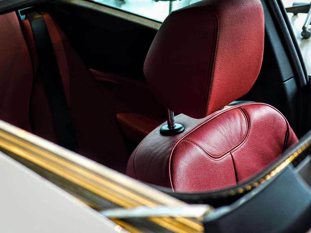 czerwono-brązowy fotelik samochodowy puzzle online