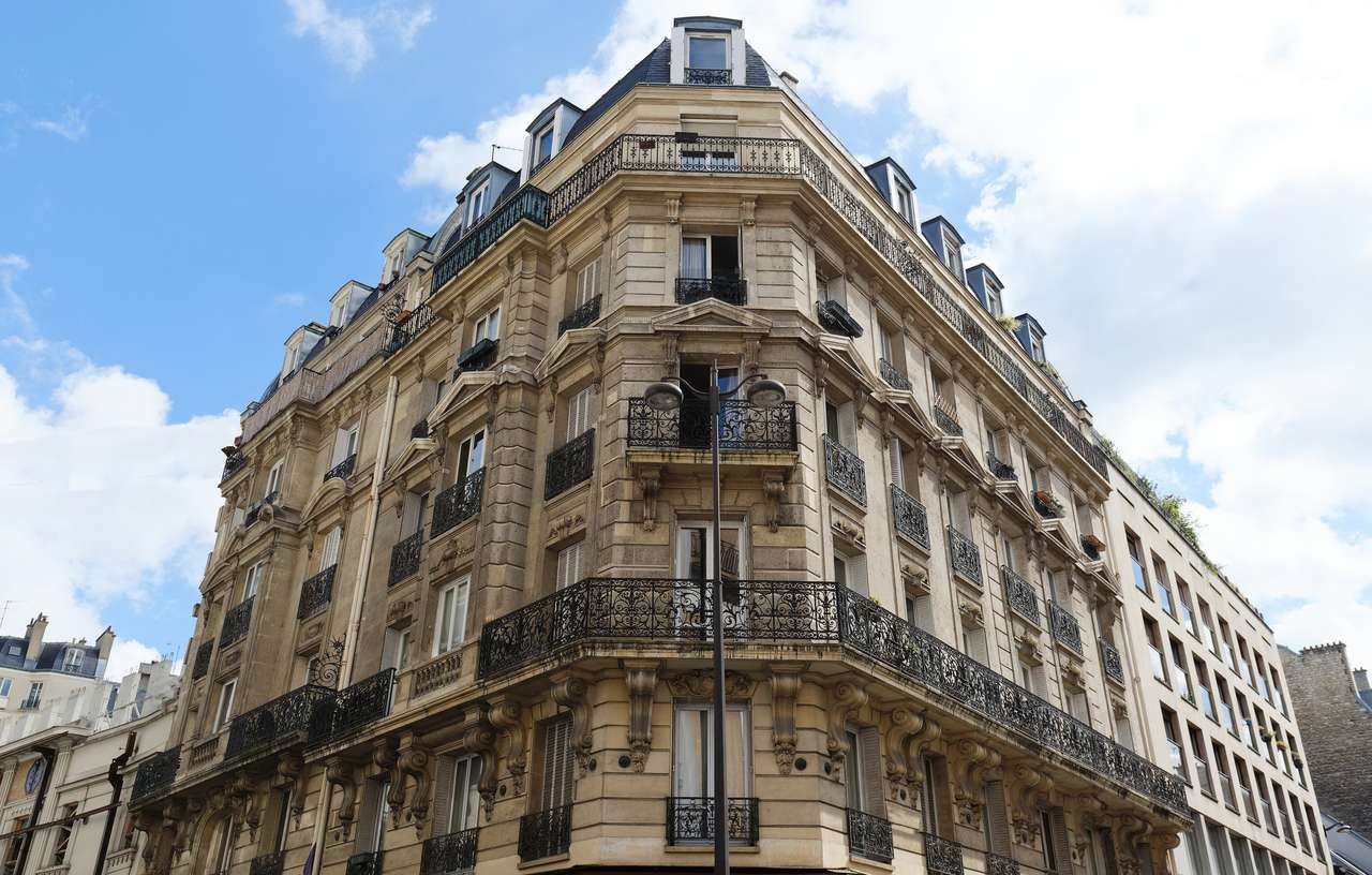 Tradycyjny francuski dom z typowymi balkonami puzzle online