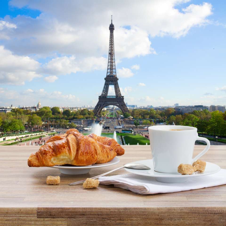 Filiżanka kawy z rogalikiem w Paryżu? puzzle online