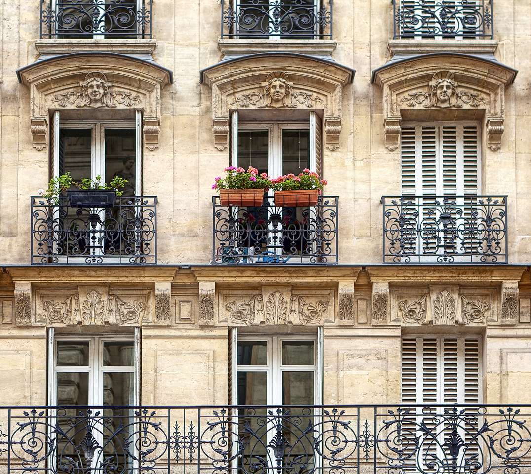 Typowa fasada paryskiego budynku puzzle online