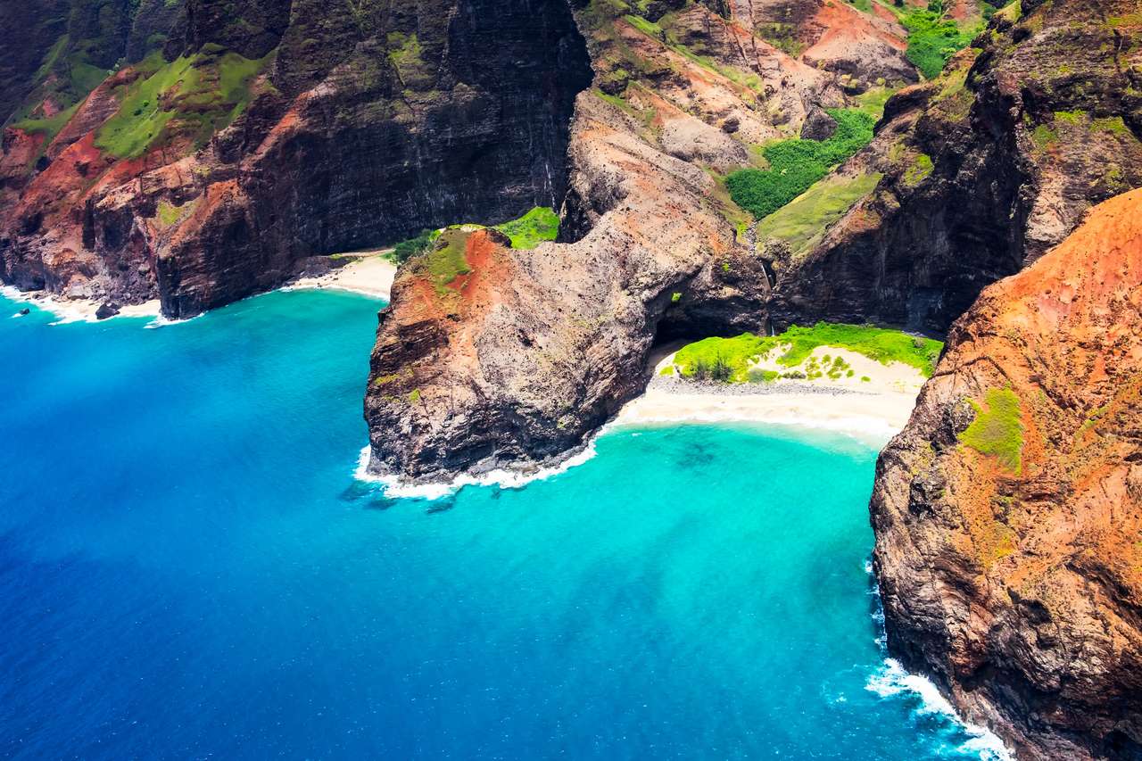 Łuk Honopu na wybrzeżu Na Pali, Kauai, Hawaje puzzle online