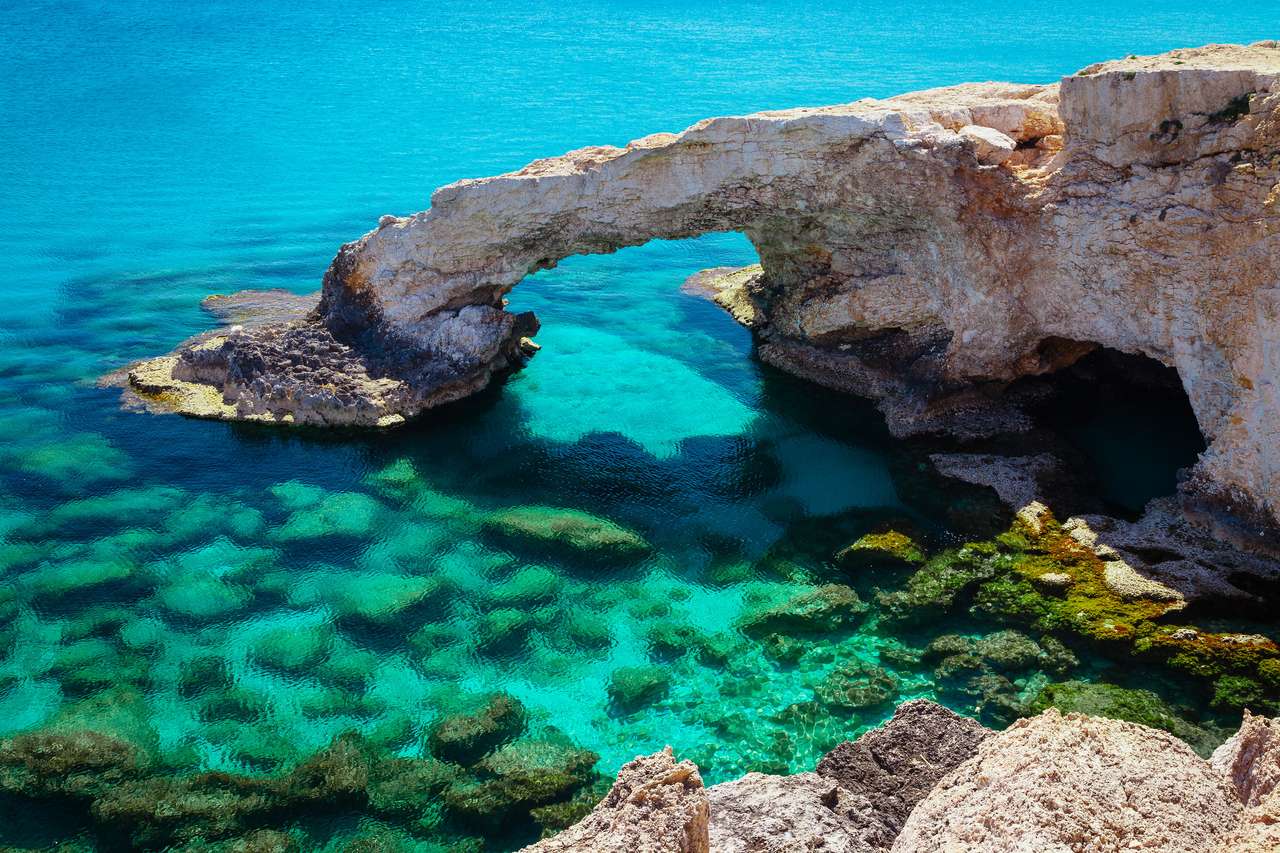 Naturalny łuk skalny w pobliżu Ayia Napa na Cyprze puzzle online
