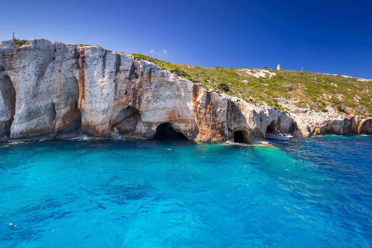 Niebieskie jaskinie na klifie wyspy Zakynthos, Grecja puzzle online