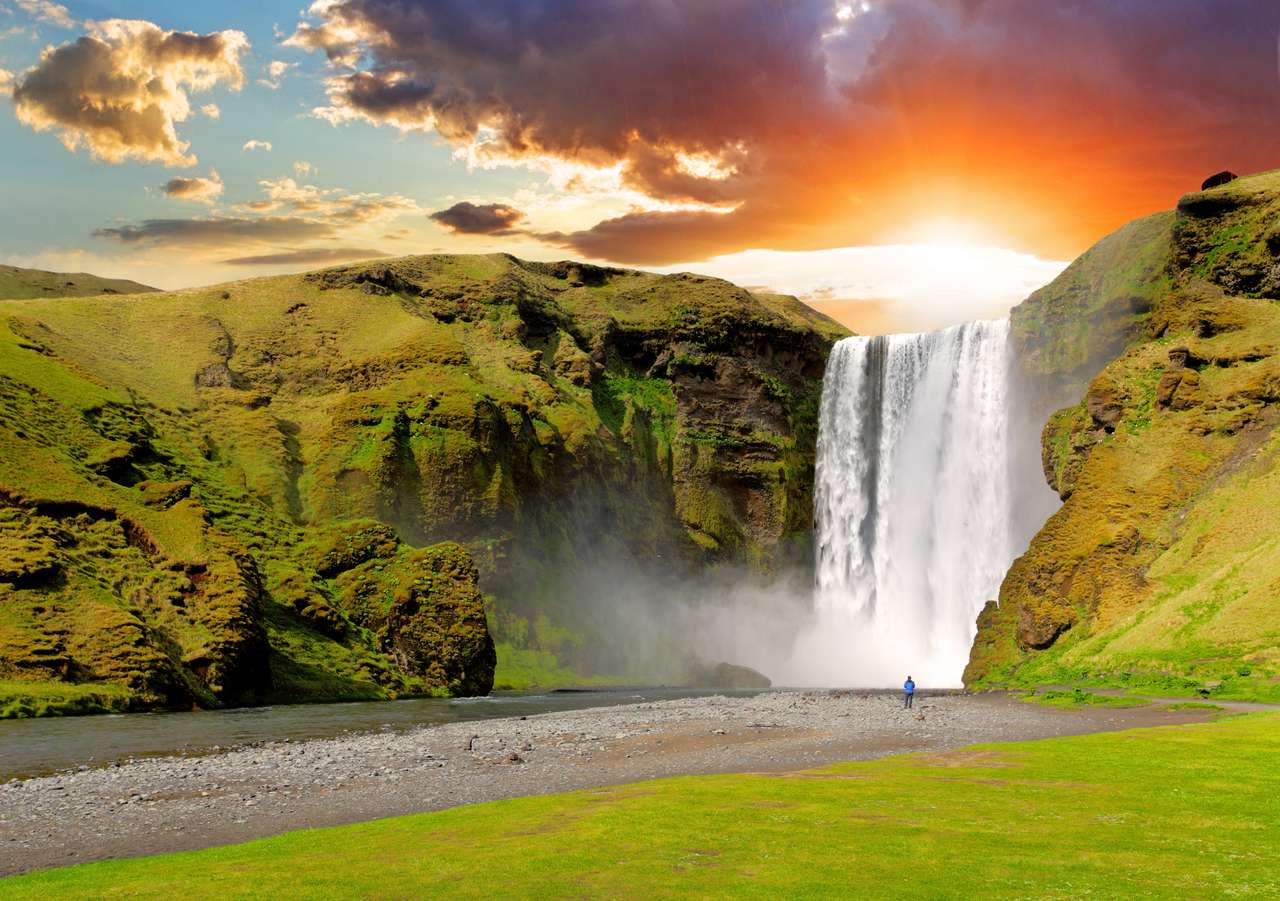 Słynny wodospad Skogafoss na Islandii o zachodzie słońca puzzle online