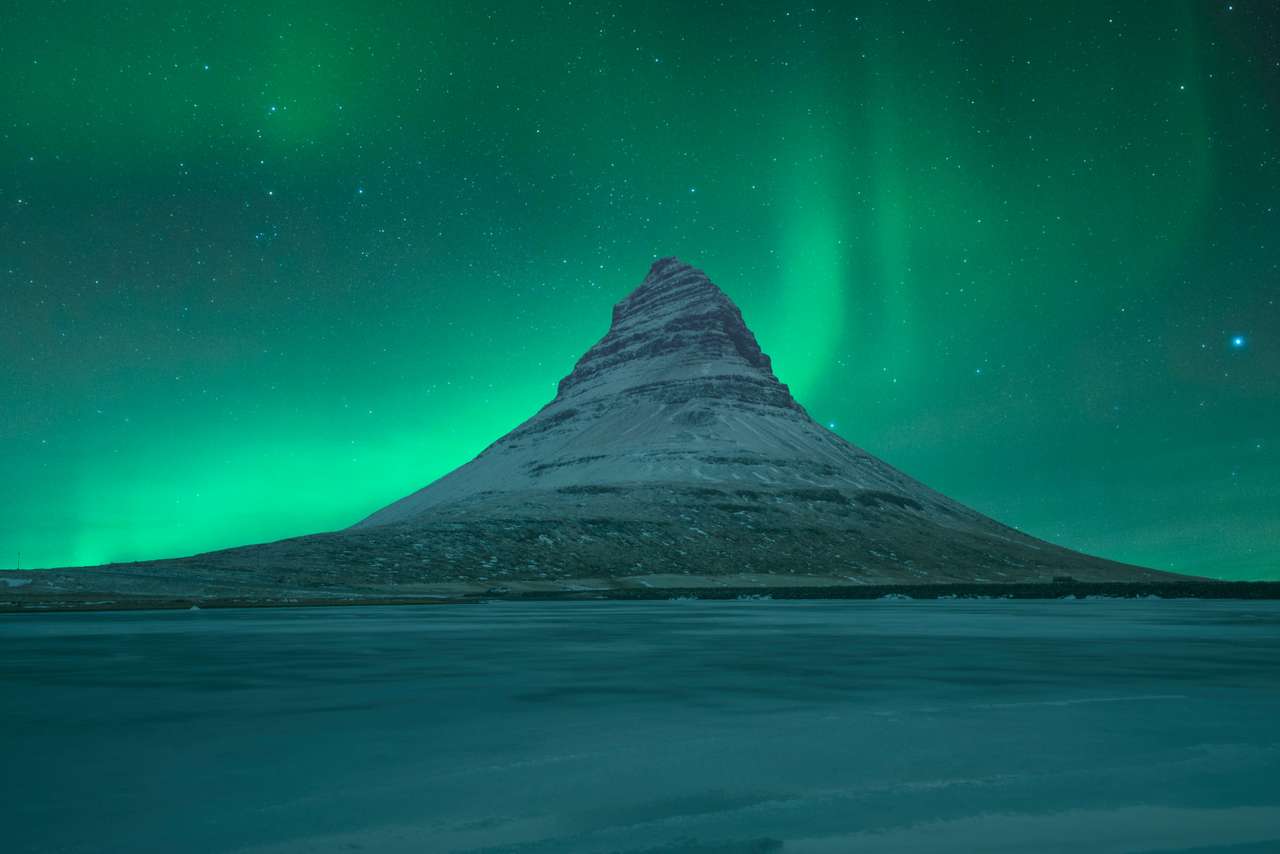 Zorza polarna na górze Kirkjufell na Islandii puzzle online