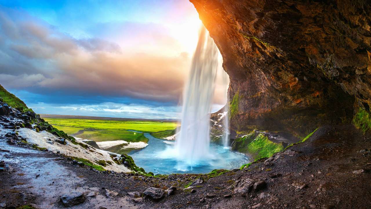 Wodospad Seljalandsfoss podczas zachodu słońca puzzle online