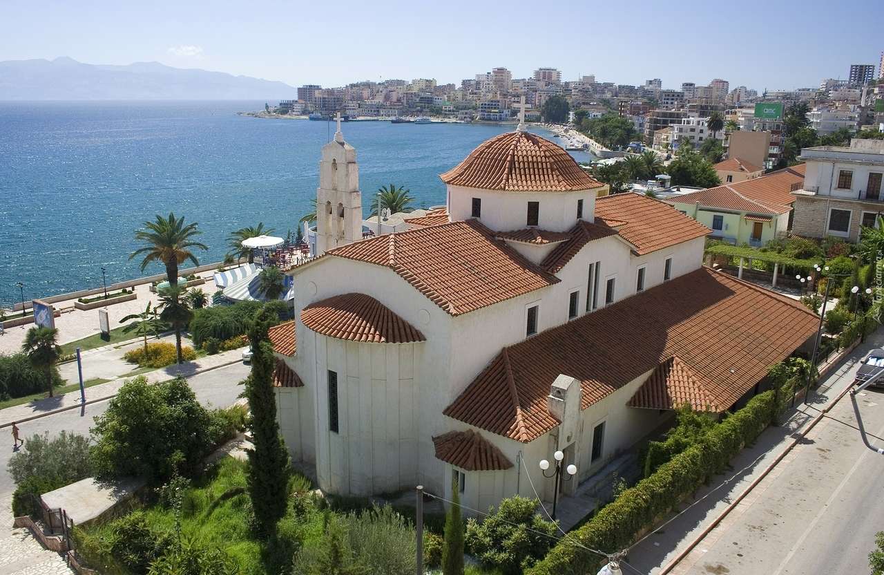Kościół przy morzu w Albanii puzzle online