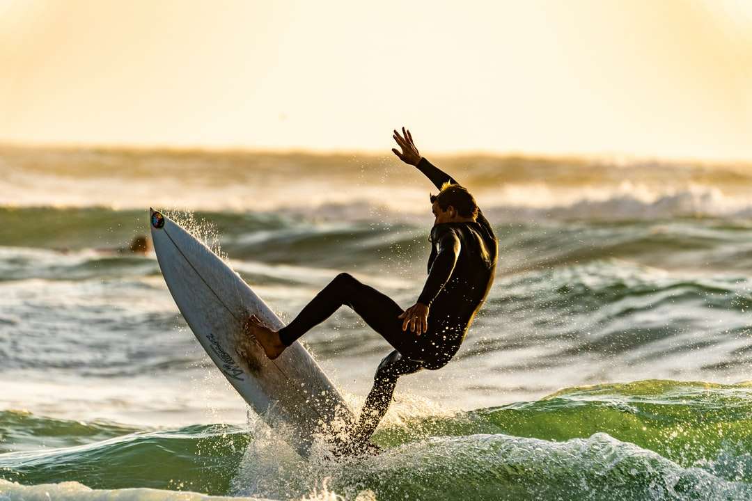 płytkie zdjęcie surfującego mężczyzny puzzle online