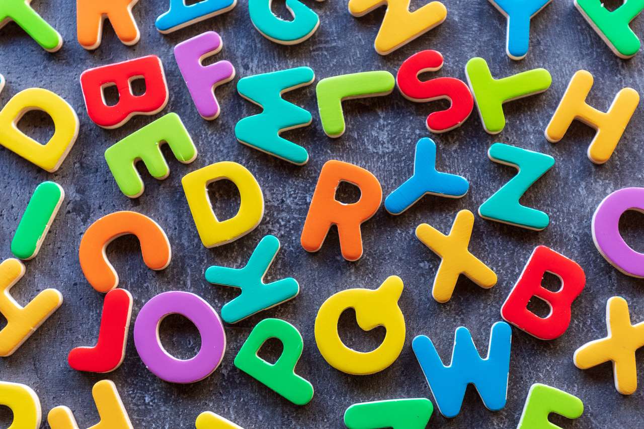 mucchio di lettere miste colorate puzzle