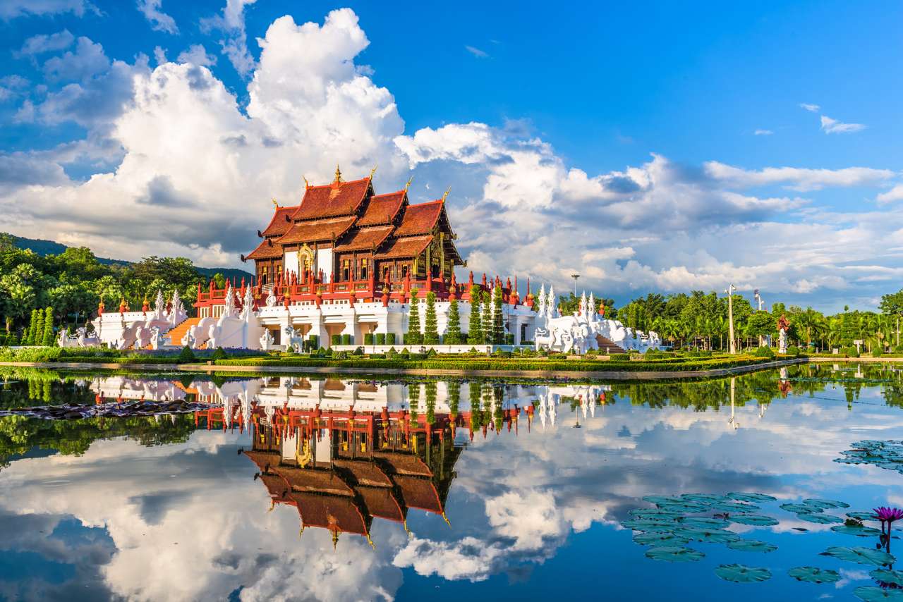 Chiang Mai, Tajlandia w Royal Flora Ratchaphruek Park. puzzle online