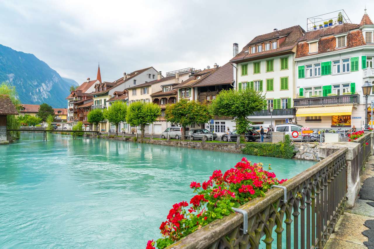Miasto Interlaken z rzeką Thunersee w Szwajcarii puzzle online
