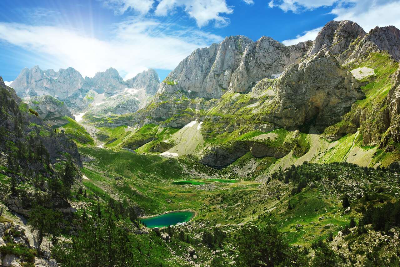 Niesamowity widok na górskie jeziora w albańskich Alpach puzzle online