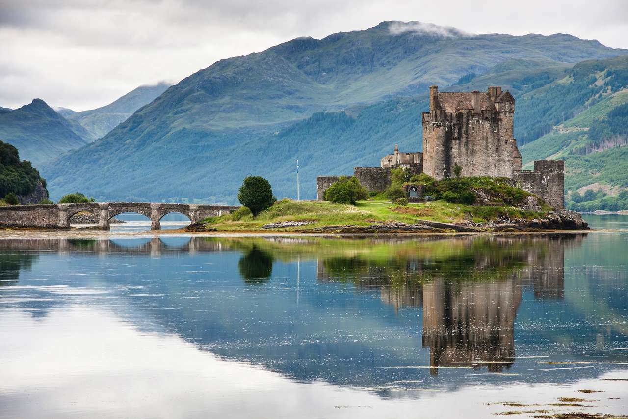 Zamek Eilean Donan przeciw wodzie, Szkocja puzzle online