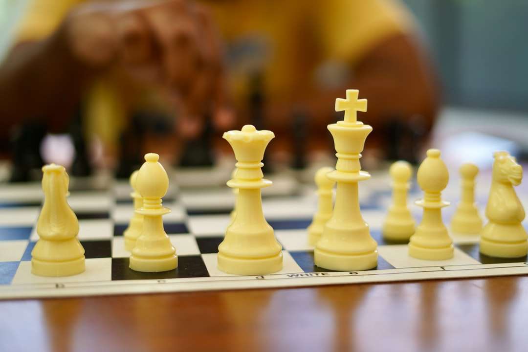 żółty pionek szachowy na brązowej drewnianej półce puzzle online