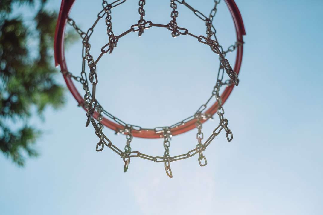 niskie zdjęcie czerwonej obręczy do koszykówki pod błękitnym niebem puzzle online
