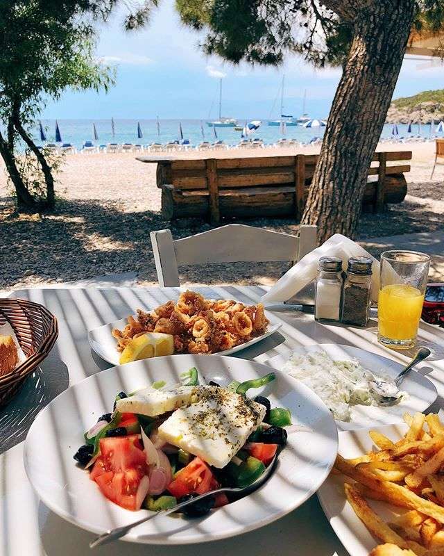 Lunch na greckim wybrzeżu puzzle online