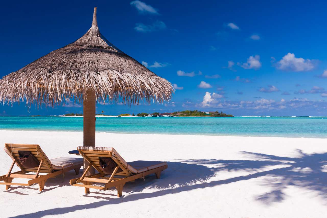 Dwa krzesła i parasol na plaży? puzzle online