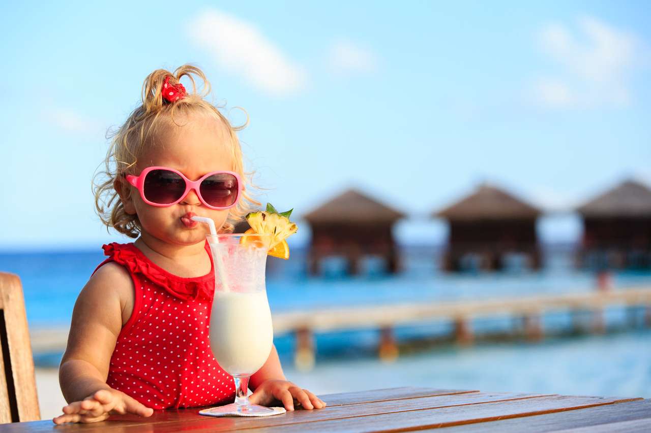 Mała dziewczynka pije koktajl na tropikalnej plaży puzzle online