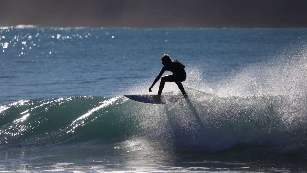 osoba jeżdżąca na desce surfingowej na beczce z wodą puzzle online