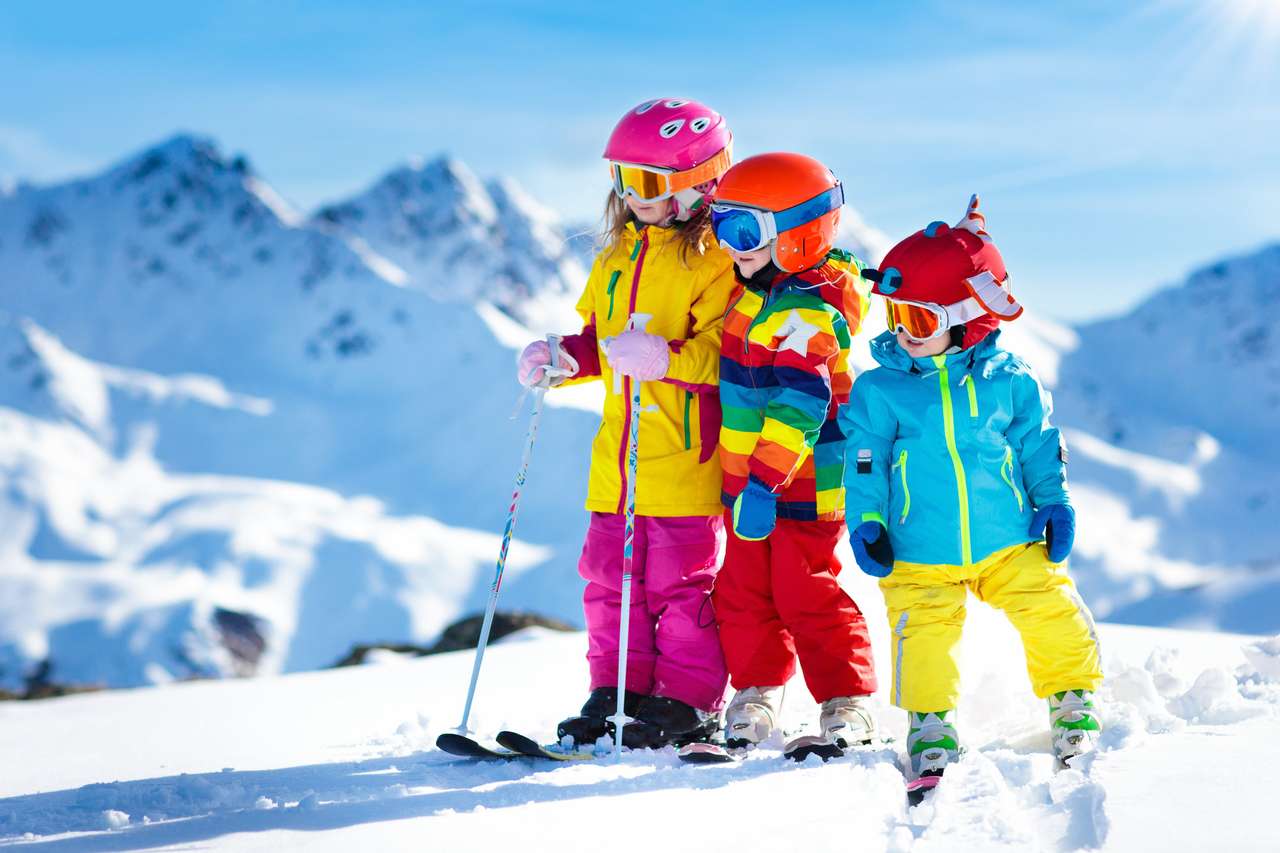 Dziecko w szkole narciarskiej puzzle online