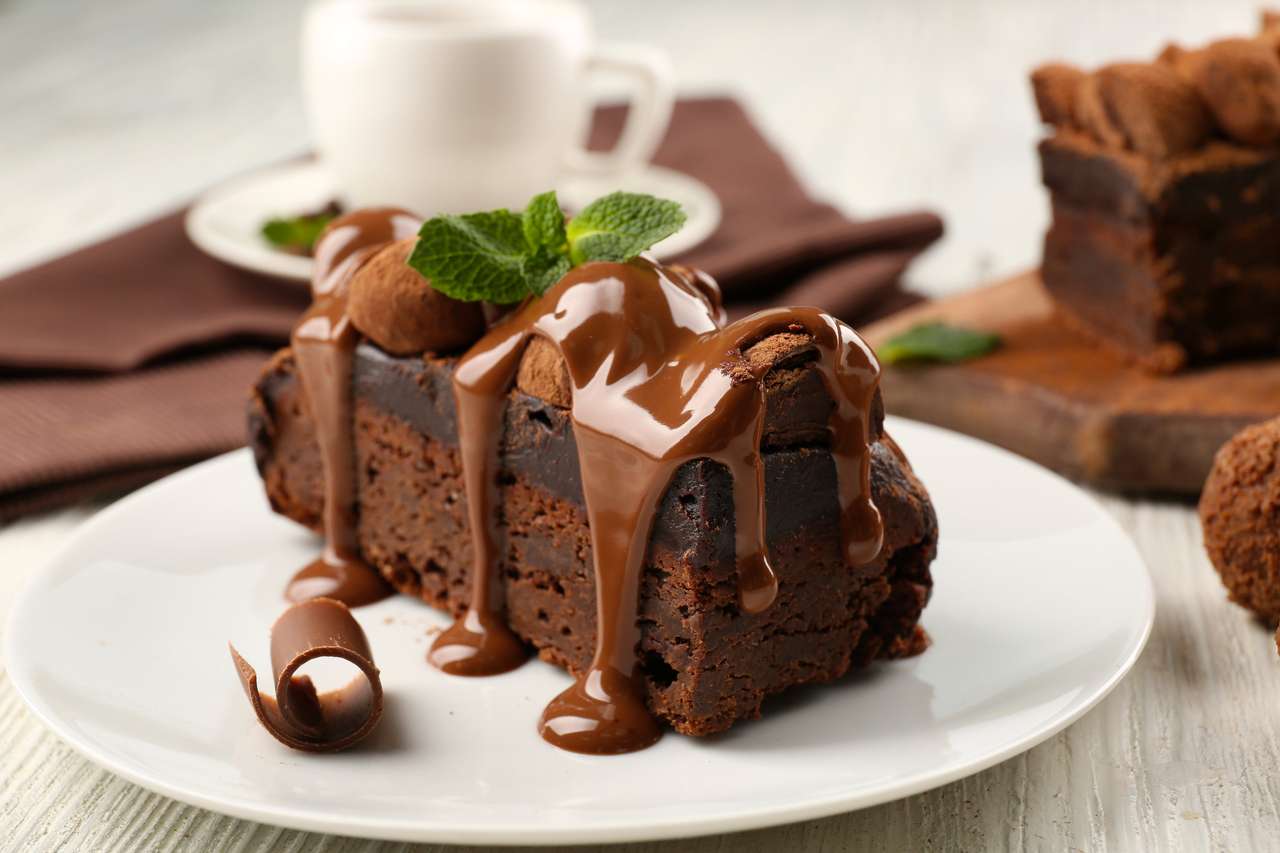 Kawałek ciasta czekoladowego z miętą puzzle online