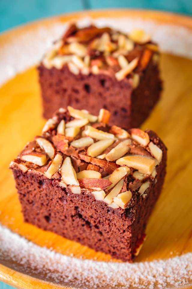 Domowe ciasto brownie z migdałami i czekoladą puzzle online