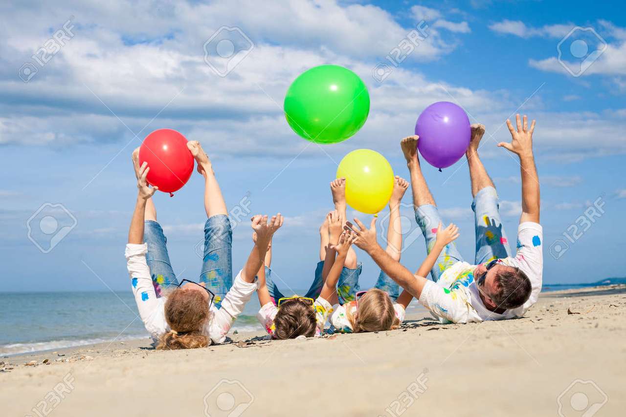 Dzieci bawiące się balonami na plaży puzzle online