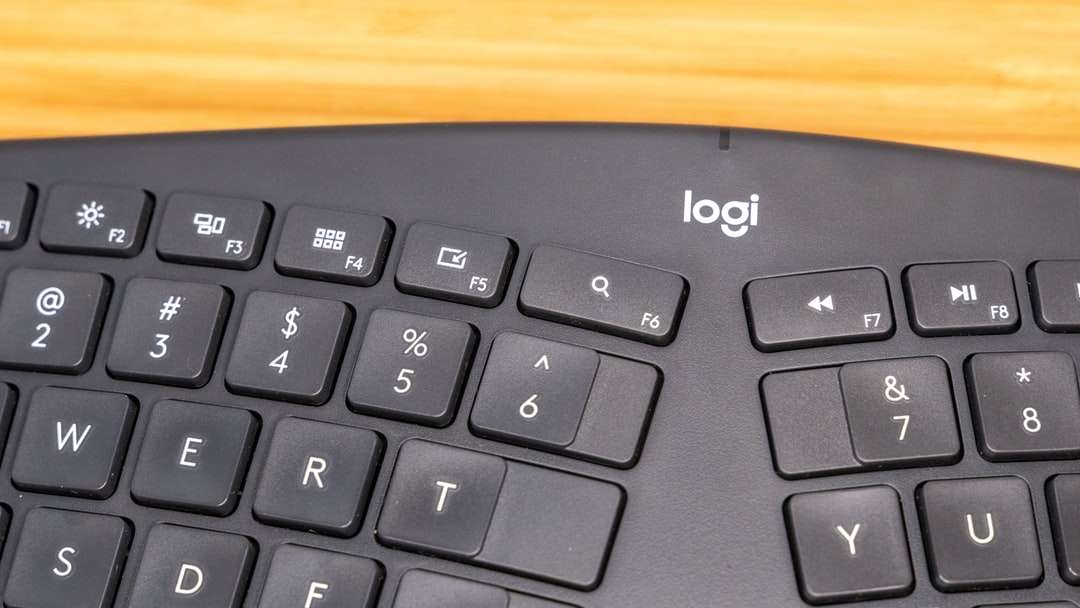 czarna klawiatura komputerowa na brązowym drewnianym stole puzzle online