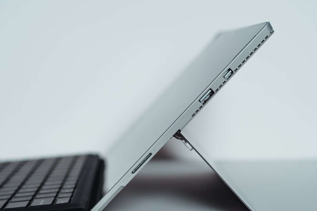 czarny laptop na białym stole puzzle online