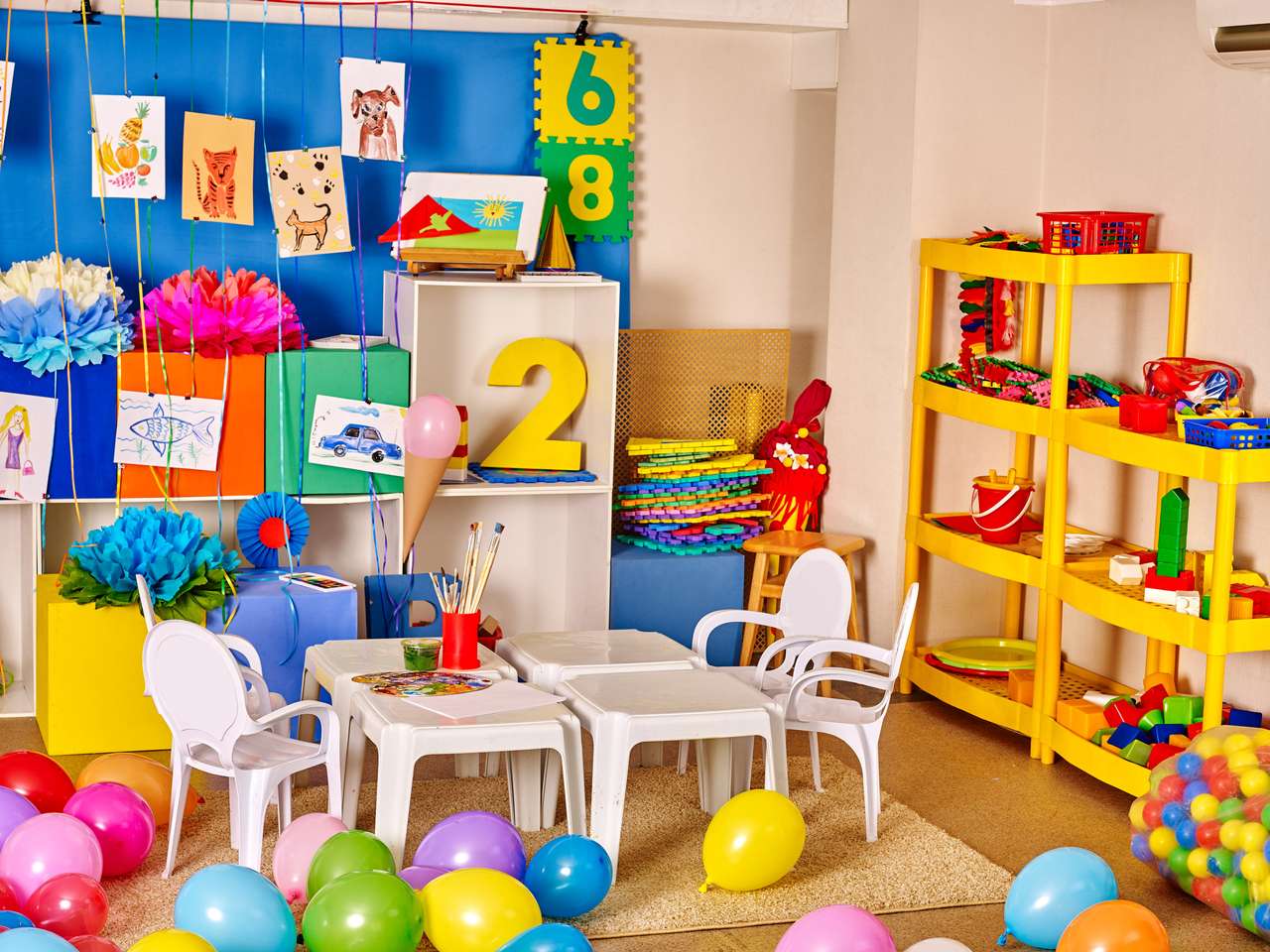 Wnętrze pokoju zabaw dla dzieci z zabawkami w przedszkolu. puzzle online