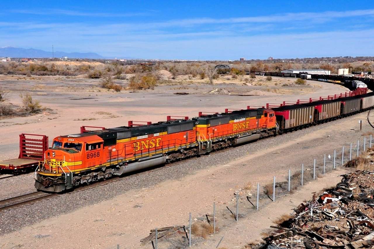 Pociąg jadący przez pustynię puzzle online