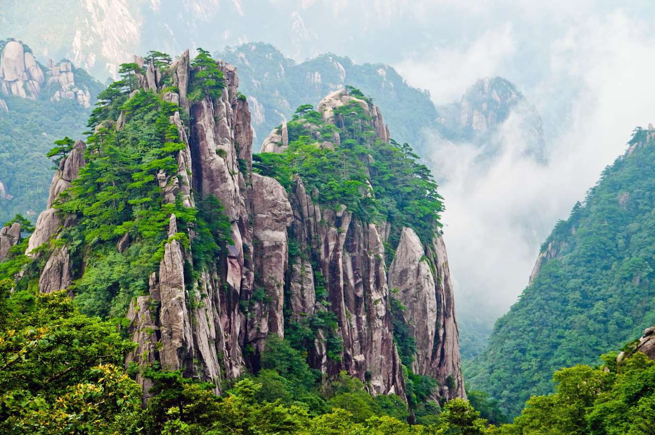 Na szczycie żółtych świętych gór Huangshan w Chinach puzzle online