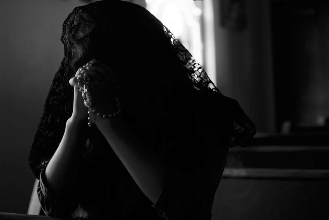 fotografia w skali szarości przedstawiająca modlącą się kobietę puzzle online