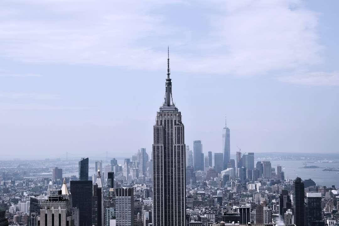 szaro-czarny Empire State Building, Nowy Jork puzzle online