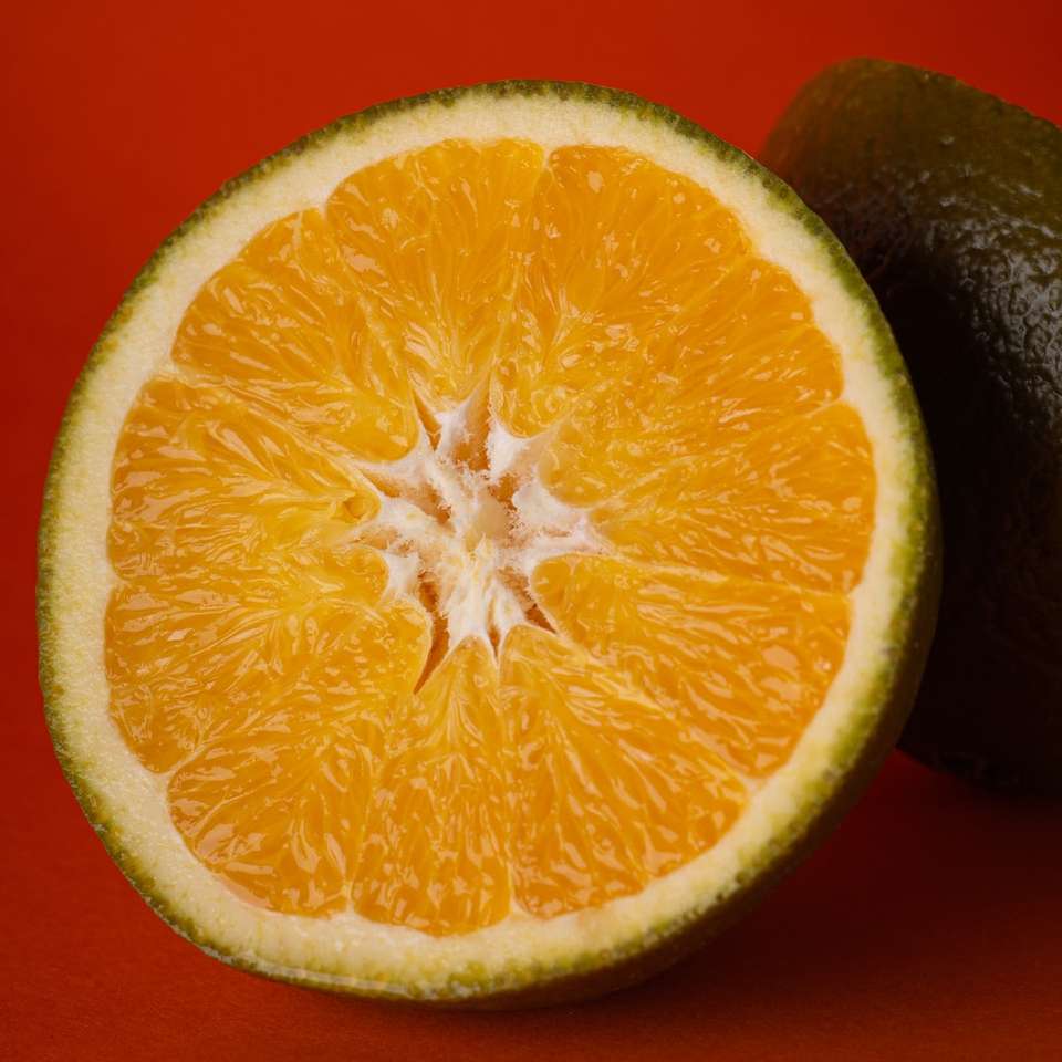 pomarańczowy owoc na czarnej powierzchni puzzle online