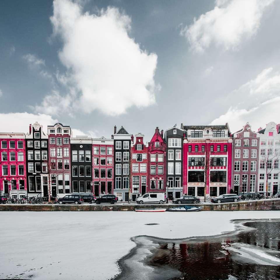 różowe, białe i czarne i fioletowe budynki puzzle online