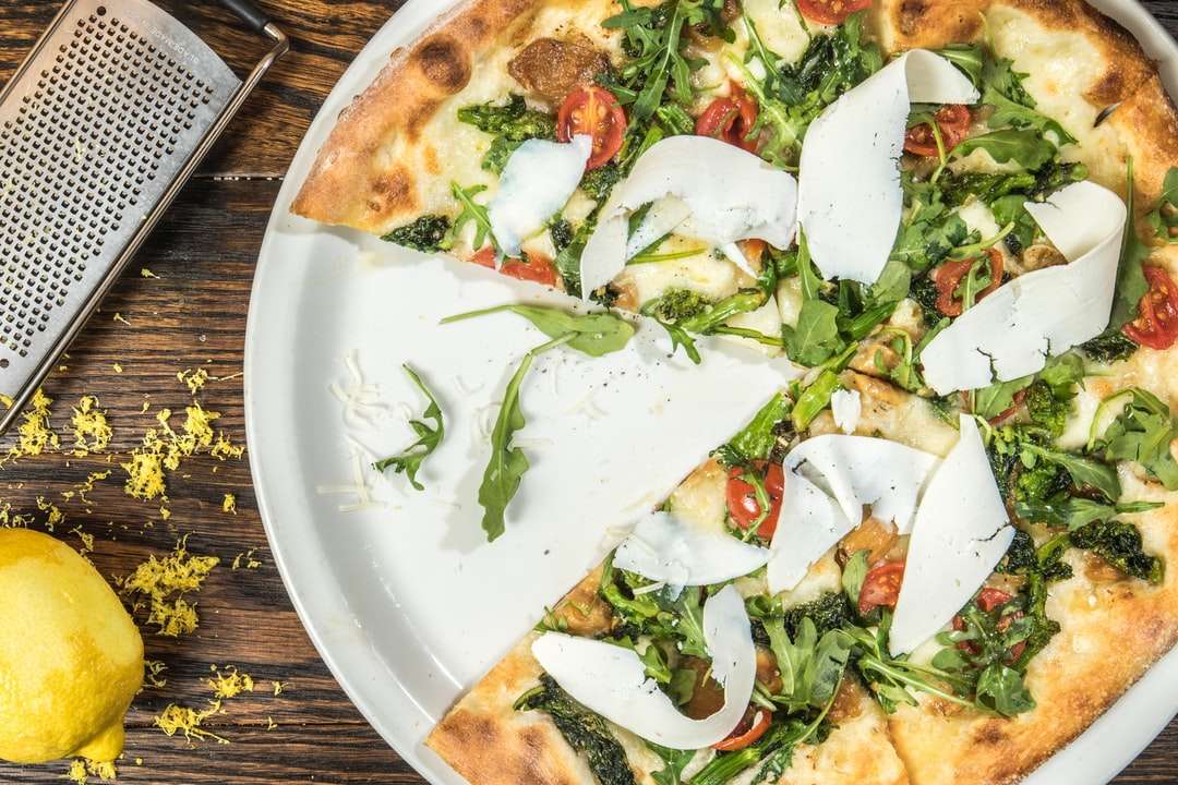 kilka plasterków pizzy warzywnej na okrągłym białym talerzu puzzle online