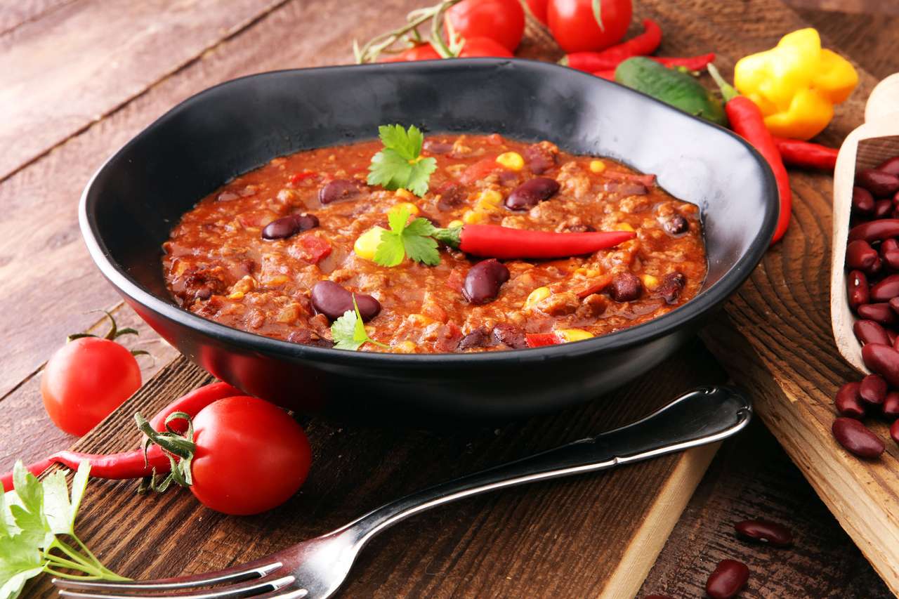 Gorące chili con carne - meksykańskie jedzenie smaczne i pikantne. puzzle online