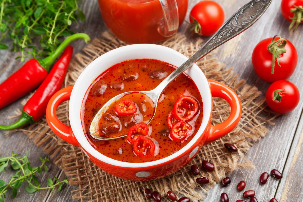 Zupa z czerwoną fasolą i papryczką chili. Kuchnia meksykańska puzzle online