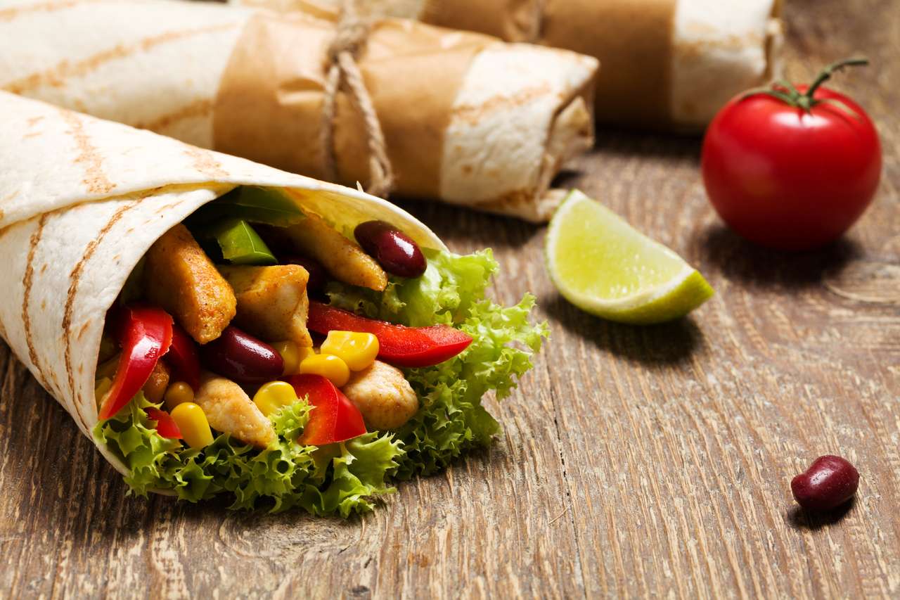 Zawijasy Burritos z kurczakiem, fasolą i warzywami puzzle online