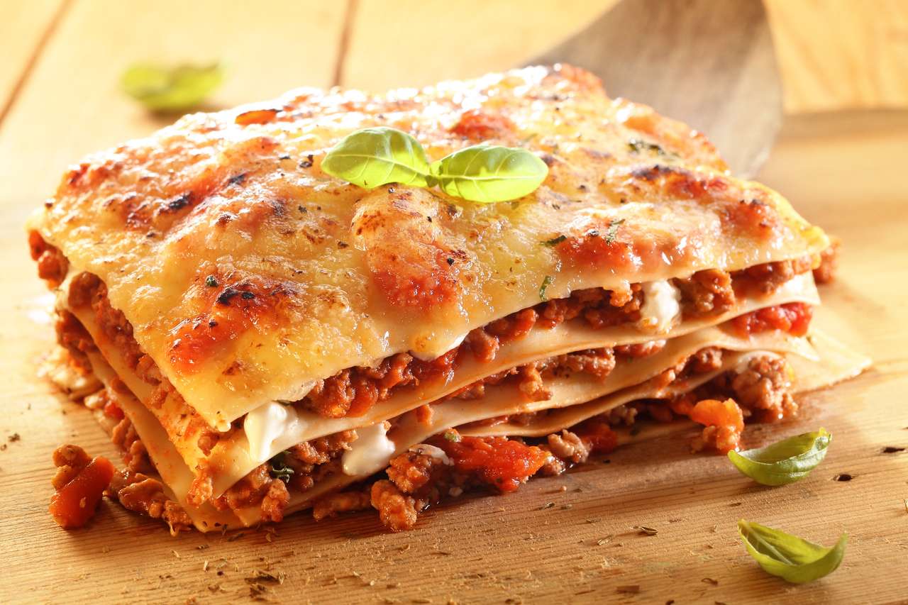 Złocista lasagne z mięsem, pomidorami i serem puzzle online