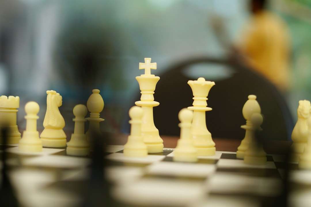 biały pionek szachowy na szachownicy puzzle online