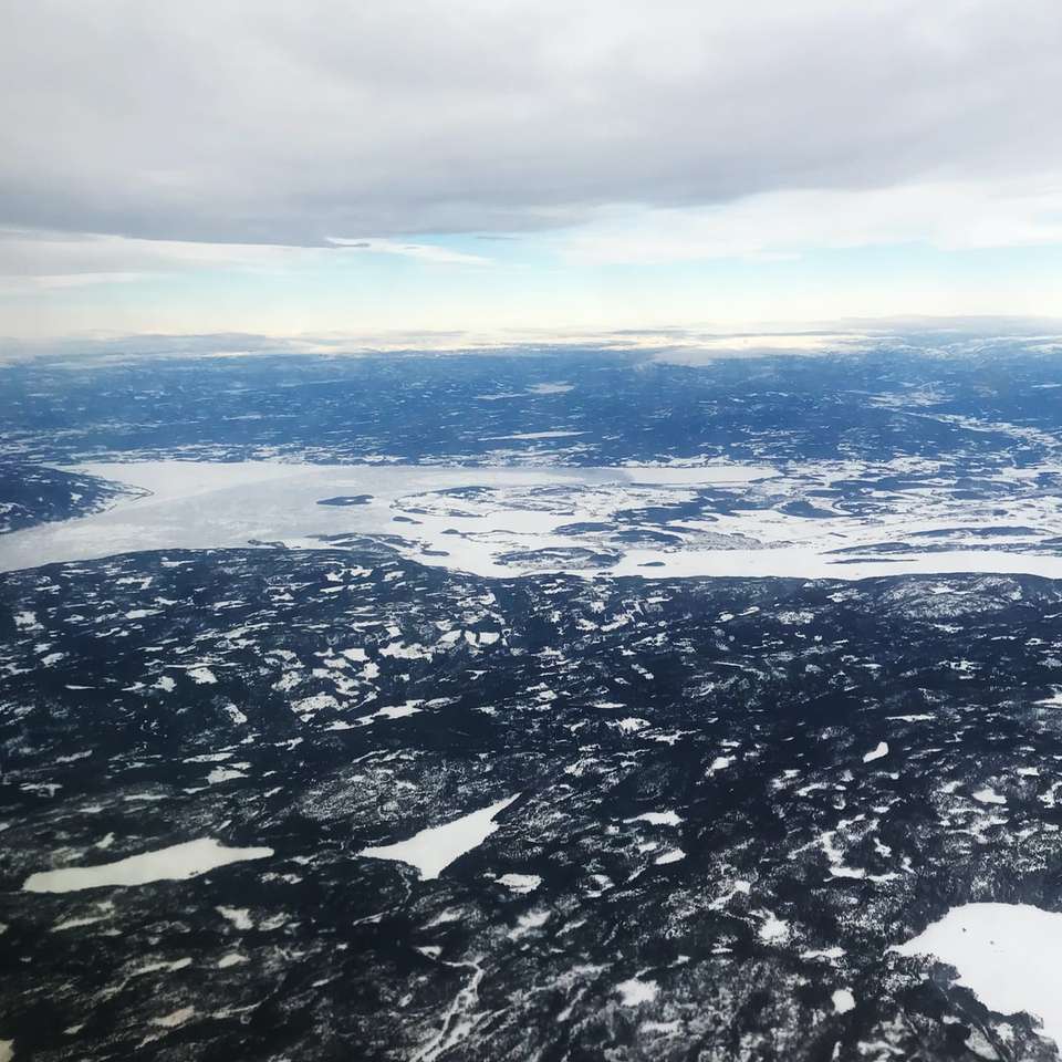 widok z lotu ptaka na pokryte śniegiem góry w ciągu dnia puzzle online