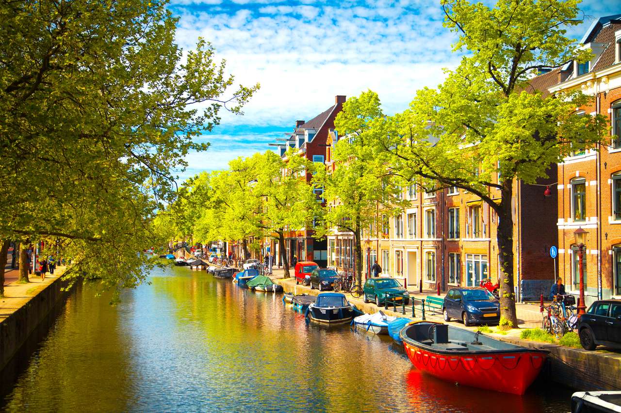 Tradycyjne stare budynki w Amsterdamie, Holandia puzzle online