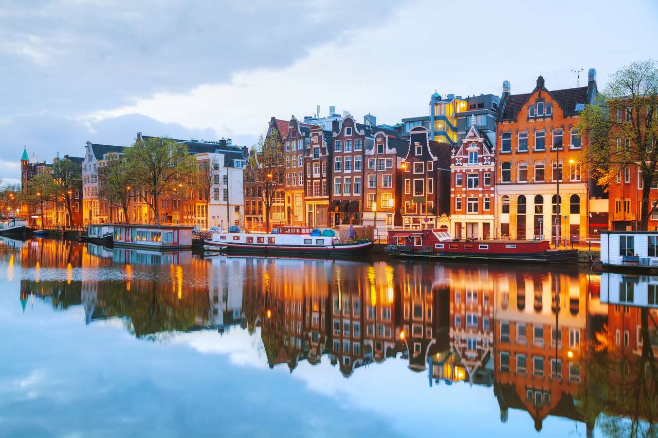 Nocny widok na miasto Amsterdam, Holandia z rzeką Amstel puzzle online