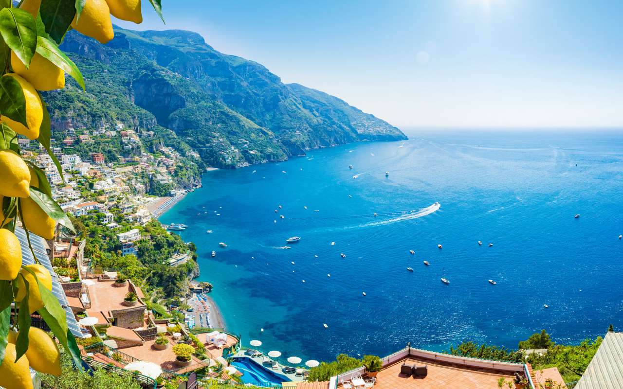Piękne Positano z czystym błękitnym morzem puzzle online