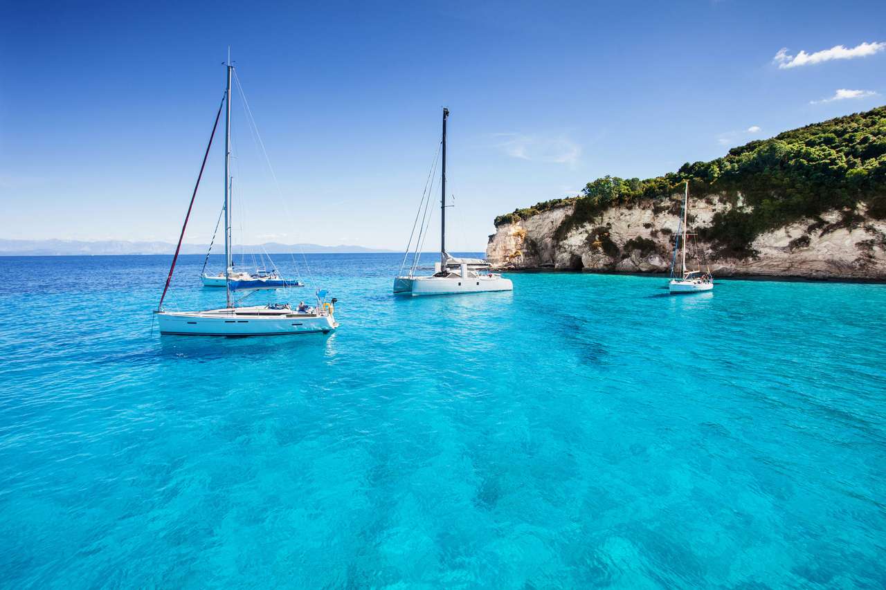 Żaglówki w pięknej zatoce, wyspa Paxos, Grecja puzzle online