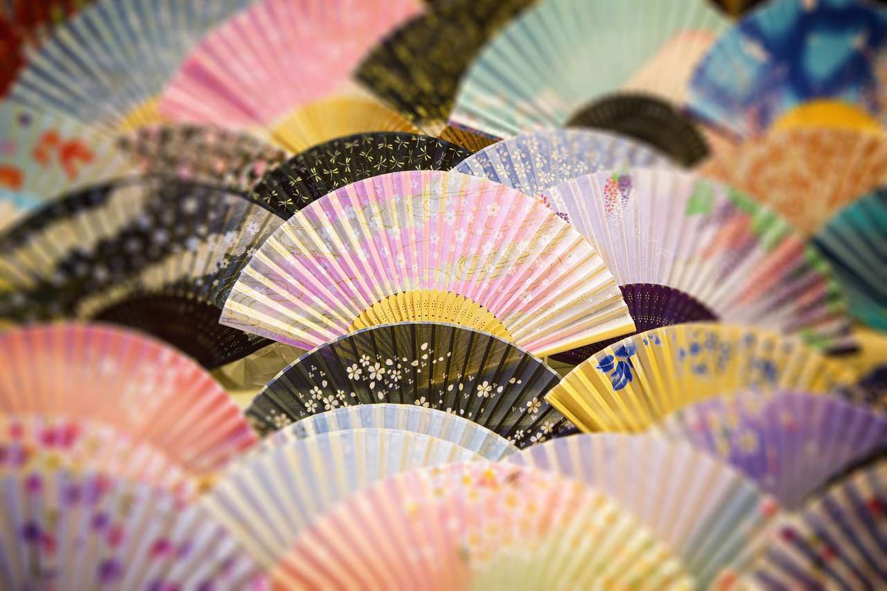 Ogólne fani pamiątek z tradycyjną dekoracją, Japonia. puzzle online